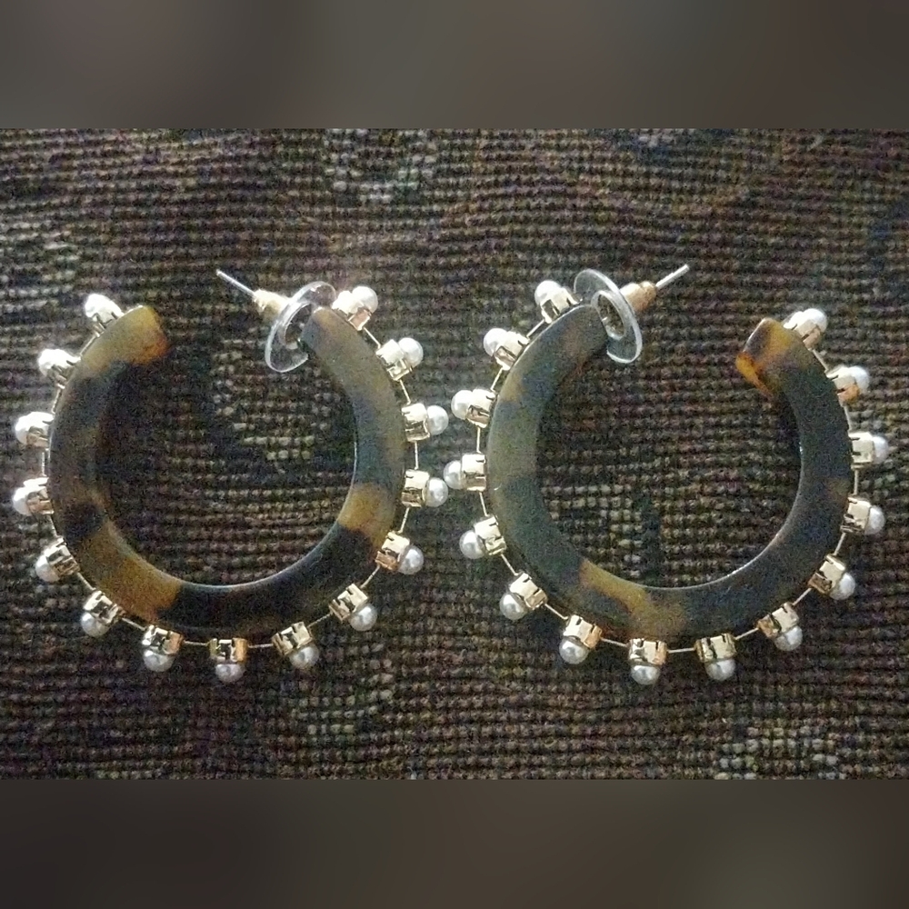 "Off Park Collection" Tortoise Shell & Pearl Simulant Hoop Earrings